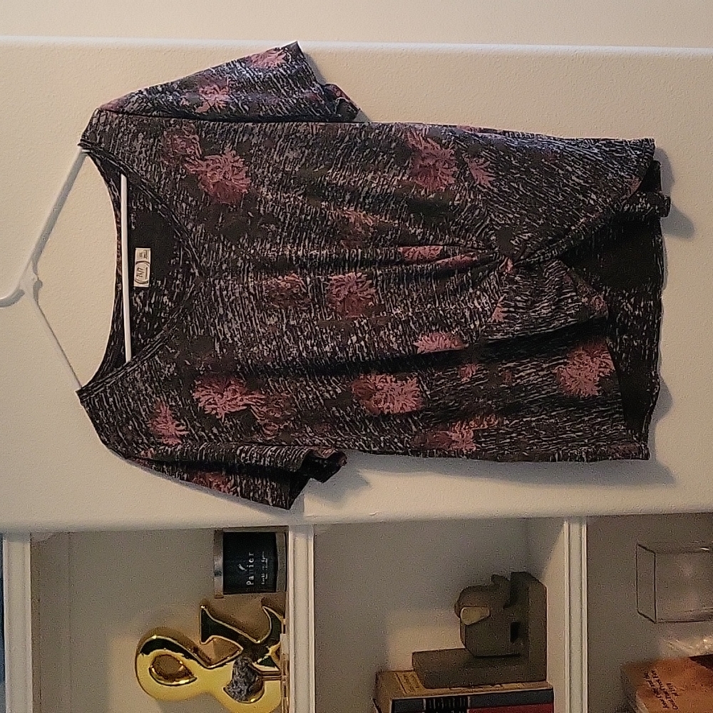 Maurices 24/7 Knotted Tee, Greys and Purples, EUC!